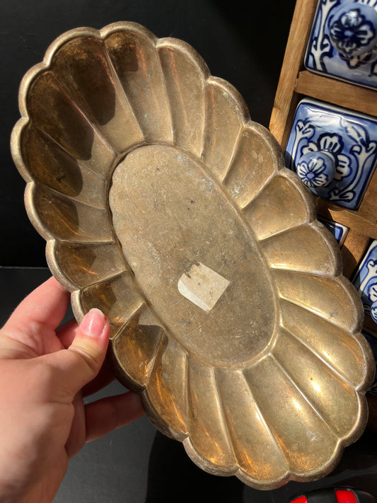 Vintage Silver Plated Tray with Scalloped Edges – Elegant Oval Catchall with Patina